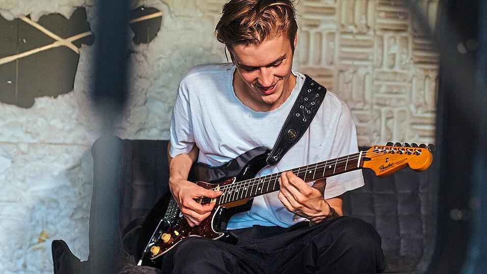 Die Musik von 'Telquist' wird solo von Sebastian Eggerbauer im Studio erarbeitet und dann mit Band zur Live-Version umgearbeitet. Die Musik von 'Telquist' wird solo von Sebastian Eggerbauer im Studio erarbeitet und dann mit Band zur Live-Version umgearbeitet.