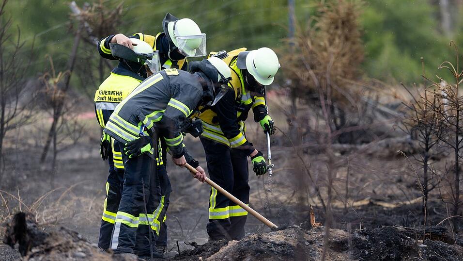 Versteckte Glutnester werden die Feuerwehrleute noch einige Tage nach dem Waldbrand auf der Saalfelder Höhe beschäftigen.