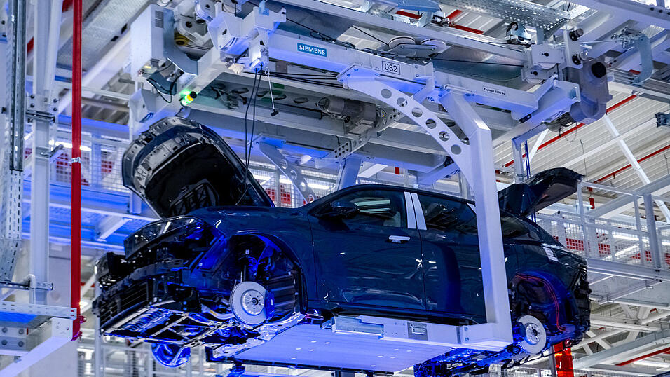 In der Montage finden alle Komponenten zusammen. Am Ende rollt ein fertiger BMW vom Band. In der Montage finden alle Komponenten zusammen. Am Ende rollt ein fertiger BMW vom Band.