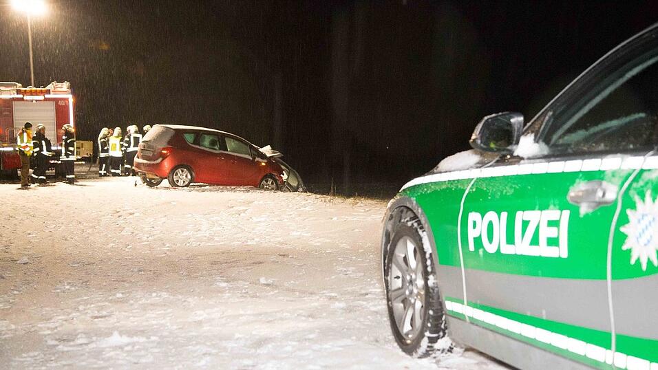 Bei einem Frontalzusammenstoß nahe Massing sind am Sonntag drei Menschen verletzt worden.