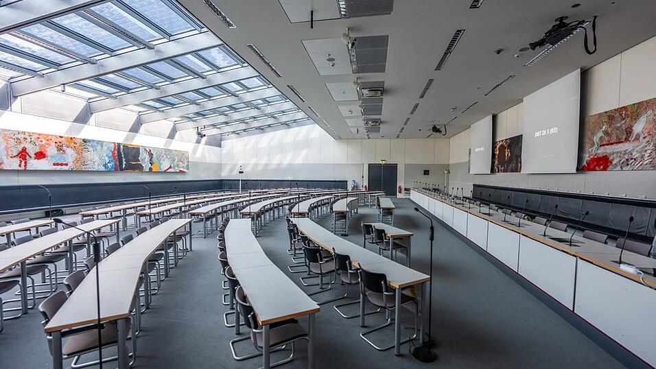 Blick in den Otto-Wels-Saal, den derzeitigen Fraktions-Saal der SPD im Bundestag, vor Beginn der Sitzungen der Bundestagsfraktion. Die AfD hatte Anspruch auf den zweitgrößten Saal auf der Fraktionsebene im Bundestag erhoben.