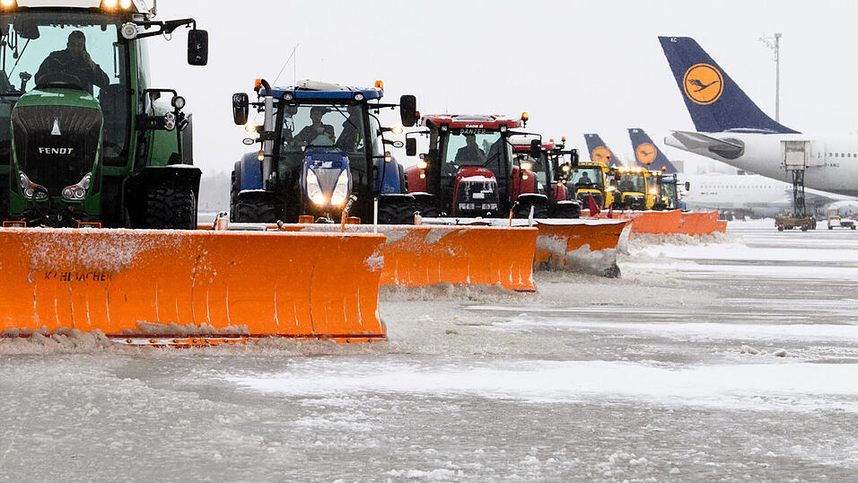 Versetzt fahrende Traktoren mit Räumschildern befreien am Terminal 2 am Flughafen München das Vorfeld von Schnee. Mit dem Wintereinbruch in der letzten Woche war der Airport offenbar überlastet. Versetzt fahrende Traktoren mit Räumschildern befreien am Terminal 2 am Flughafen München das Vorfeld von Schnee. Mit dem Wintereinbruch in der letzten Woche war der Airport offenbar überlastet.