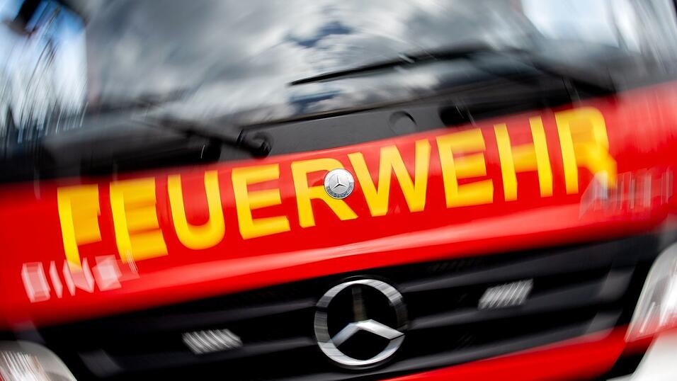 Feuerwehrleute k&ouml;nnen die Frau nur noch tot aus der Wohnung bergen. (Symbolbild)