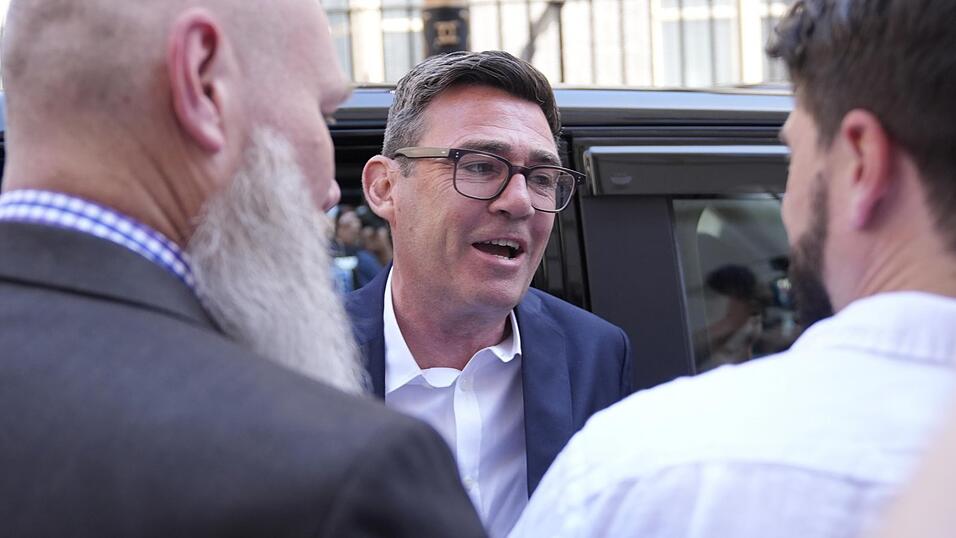 Andy Burnham (M.) gilt als haushoher Favorit auf die Nachfolge von Keir Starmer. Aber auch für ihn dürfte das Regieren eine schwierige Aufgabe werden. Andy Burnham (M.) gilt als haushoher Favorit auf die Nachfolge von Keir Starmer. Aber auch für ihn dürfte das Regieren eine schwierige Aufgabe werden.