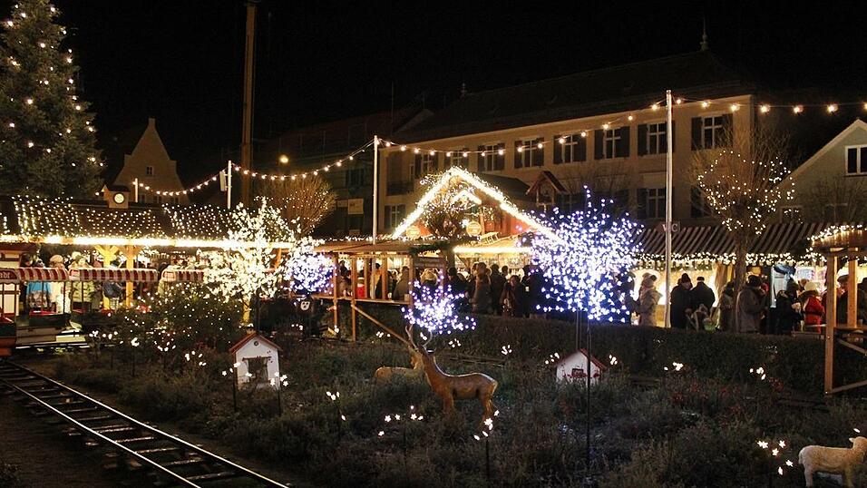 Der Christkindlmarkt und die Weihnachtspyramide geh&ouml;ren in der Adventszeit zu den beliebtesten Treffpunkten in Landshut.