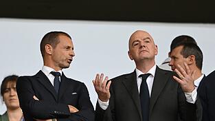 Der Machtkampf der UEFA gegen FIFA-Boss Infantino (r) geht weiter. (Archivbild) Der Machtkampf der UEFA gegen FIFA-Boss Infantino (r) geht weiter. (Archivbild)