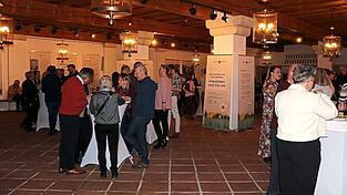 Zur Ausstellungseröffnung waren viele Gäste ins Rathausfoyer gekommen. Zur Ausstellungseröffnung waren viele Gäste ins Rathausfoyer gekommen.