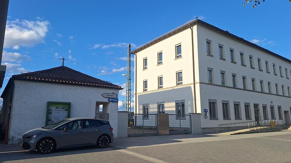 Dieses Geb&auml;ude neben dem Bahnhof soll zum Verwaltungsgericht Niederbayern werden.