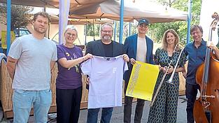 Valerio F&auml;rber (von links, Restaurant Cosi), Claudia Bestler (Landes-Jugendjazzorchester Bayern), Christian Sommerer (K&uuml;nstlerischer Leiter), Wolfgang Dersch (Kulturreferent), Marion Dimbath und Michael Straube (Musiker) bei der Programmvorstellung.
