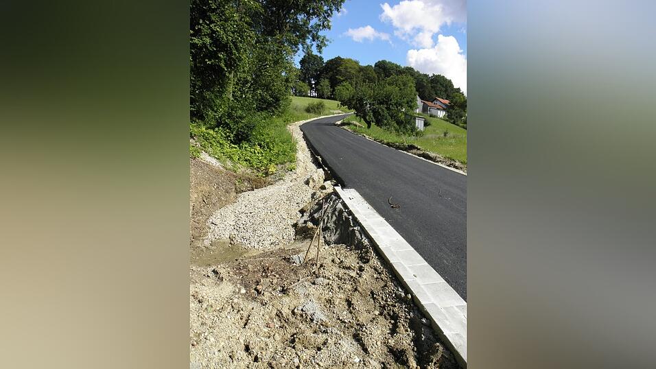 Bei der Sanierung der Bergstra&szlig;e Unholzing ist die Tragschicht bis zum Bergr&uuml;cken fertig gestellt.