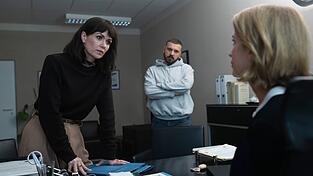 Szene aus &laquo;Tatort: Dunkelheit&raquo; vom Hessischen Rundfunk (hr): Maryam Azadi (Melika Foroutan), Hamza Kulina (Edin Hasanović) und ihre Vorgesetzte Sandra Schatz (Judith Engel).
