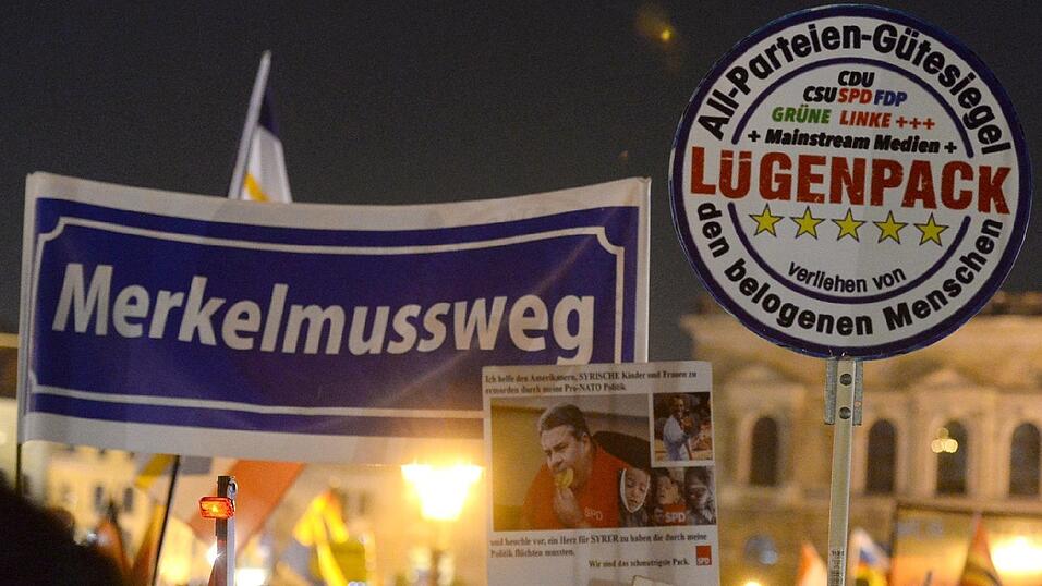 Zweifelhaftes Verständnis von Meinungsfreiheit: Anhänger der Pegida-Bewegung auf einer Kundgebung in Dresden Zweifelhaftes Verständnis von Meinungsfreiheit: Anhänger der Pegida-Bewegung auf einer Kundgebung in Dresden
