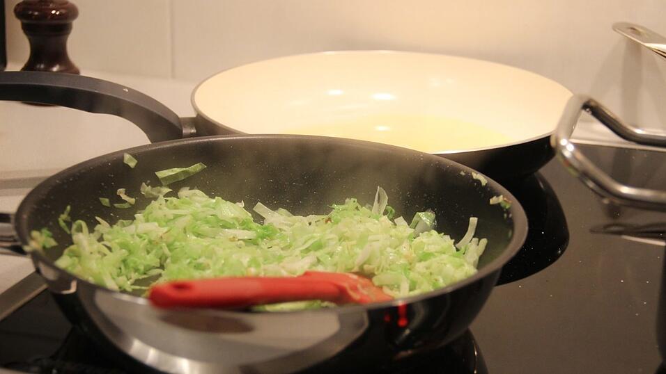 Das Spitzkraut wird in der Pfanne zart, normales Weißkraut müsste man zuvor blanchieren.