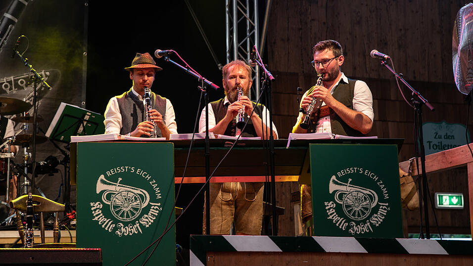 Echte Blasmusikfans lie&szlig;en sich den Montagabend im Festzelt Weckmann nicht entgehen.