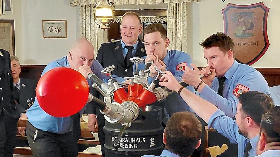 Koordinierte Teamarbeit beim Luftballon aufblasen mit dem Verteiler. Koordinierte Teamarbeit beim Luftballon aufblasen mit dem Verteiler.