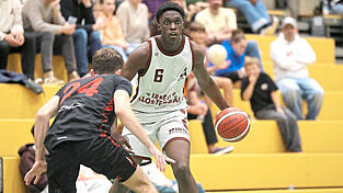 Dass bei der TG Landshut offensiv nicht viel zusammenlief beeindruckte Yusuf Sillah (am Ball) mal so gar nicht. Er steuerte 20 Punkte bei und ebnete so den Weg zum Auswärtssieg. Dass bei der TG Landshut offensiv nicht viel zusammenlief beeindruckte Yusuf Sillah (am Ball) mal so gar nicht. Er steuerte 20 Punkte bei und ebnete so den Weg zum Auswärtssieg.