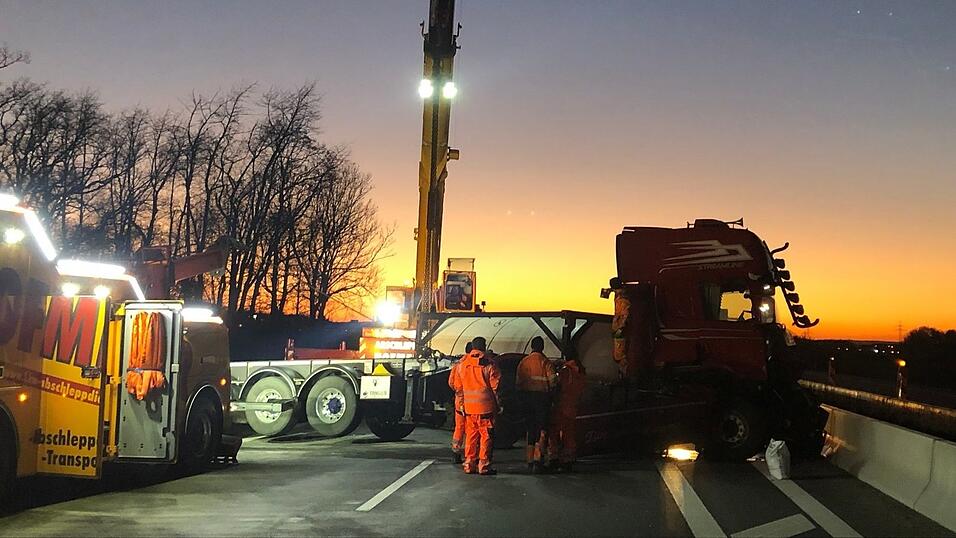 Die Bergung des Tanklastzugs ist aufwändig und nimmt einige Stunden in Anspruch.
