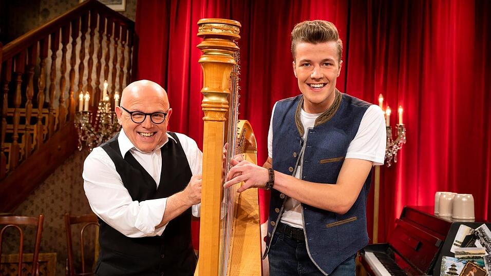 Der Kollnbuger Musiker Tobias Probst (r.) mit Brettl-Spitzen-Moderator J&uuml;rgen Kirner.