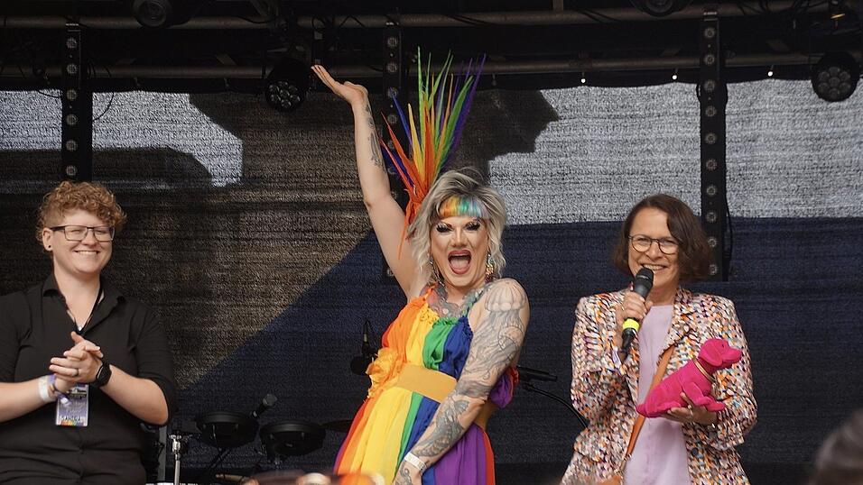 Die Dragqueen Stella deStroy. Der Dackel, den Oberb&uuml;rgermeisterin Gertrud Maltz-Schwarzfischer in der Hand h&auml;lt, ist ein Geschenk des Dackelmuseums.