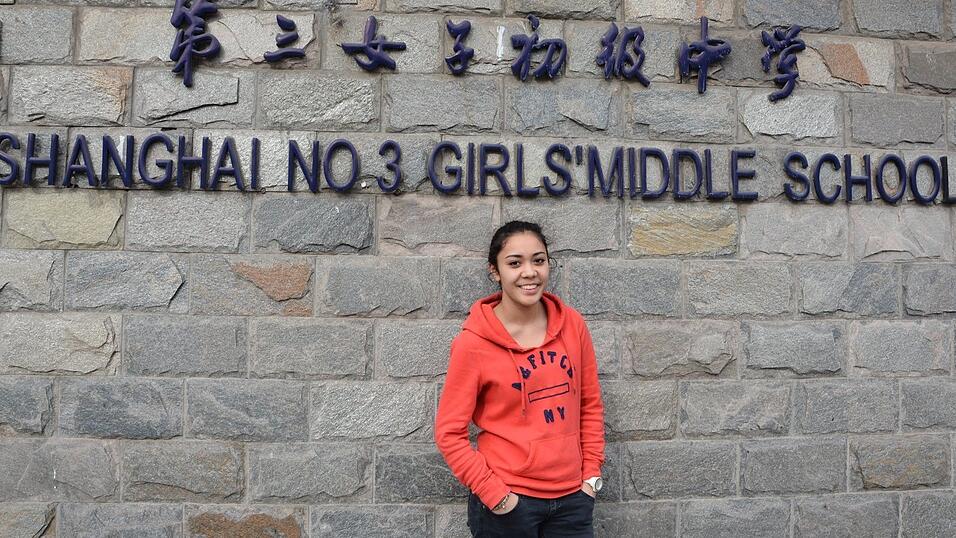 Von einer deutschen Schule in ein M&auml;dchengymnasium in Shanghai: Stefanie Maier fiel neben den Schuluniformen nicht nur wegen ihrer normalen Kleidung auf. Die chinesischen M&auml;dchen wollten unbedingt mehr &uuml;ber Deutschland wissen. In der Mittagspause gab Stefanie deshalb sogar etwas Deutschunterricht.