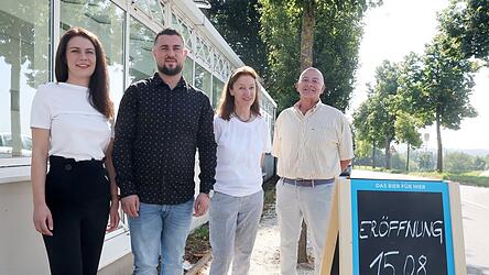 Das neue Pächterehepaar Ana und Ivan Brkic (von links), Verpächterin Barbara Koller-Fichtel und Josef Fuchs (Gastro-Berater) freuen sich auf die Wiedereröffnung der Weickmannshöhe am Freitag.