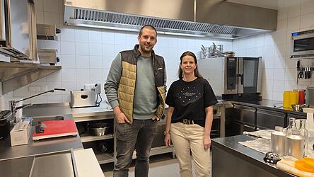 K&uuml;chenplaner Oliver Steitz (Firma Troiber) und Bistrochefin Fabiola Dobmeier bereiten alles f&uuml;r die Wiederer&ouml;ffnung am Samstag vor.