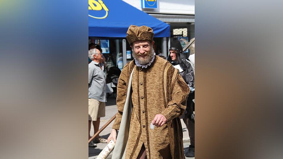 Die schönsten Augenblicke des historischen Drachenstich-Festzuges 2016. Die schönsten Augenblicke des historischen Drachenstich-Festzuges 2016.