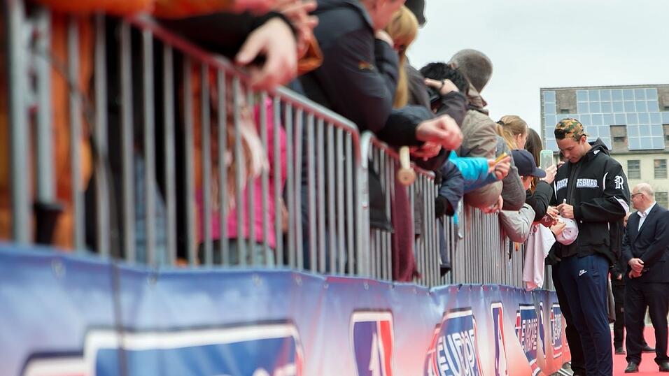 Baseball-Superstar Max Kepler war am Samstag zu Gast in Regensburg. Baseball-Superstar Max Kepler war am Samstag zu Gast in Regensburg.