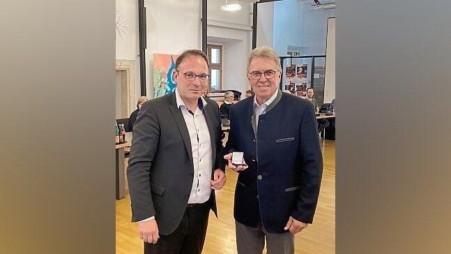 B&uuml;rgermeister Martin Stoiber (links) gratuliert Josef Blaha mit einem Silberbarren der Stadt.