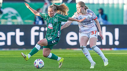 Die Landauerin Marie Gmeineder (in wei&szlig;) - hier im Zweikampf mit Bremens Ricarda Walkling - bestritt am Donnerstag im Dress des FC Bayern M&uuml;nchen ihr erstes Bundesliga-Spiel und gewann bei Werder 2:0.