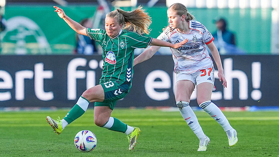 Die Landauerin Marie Gmeineder (in wei&szlig;) - hier im Zweikampf mit Bremens Ricarda Walkling - bestritt am Donnerstag im Dress des FC Bayern M&uuml;nchen ihr erstes Bundesliga-Spiel und gewann bei Werder 2:0.