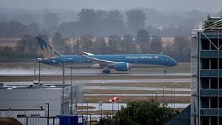 Eine Boeing 787-9 wie diese war Mitte August am Münchner Flughafen über die Startbahn hinausgeschossen und konnte gerade noch abheben. (Symbolbild) Eine Boeing 787-9 wie diese war Mitte August am Münchner Flughafen über die Startbahn hinausgeschossen und konnte gerade noch abheben. (Symbolbild)