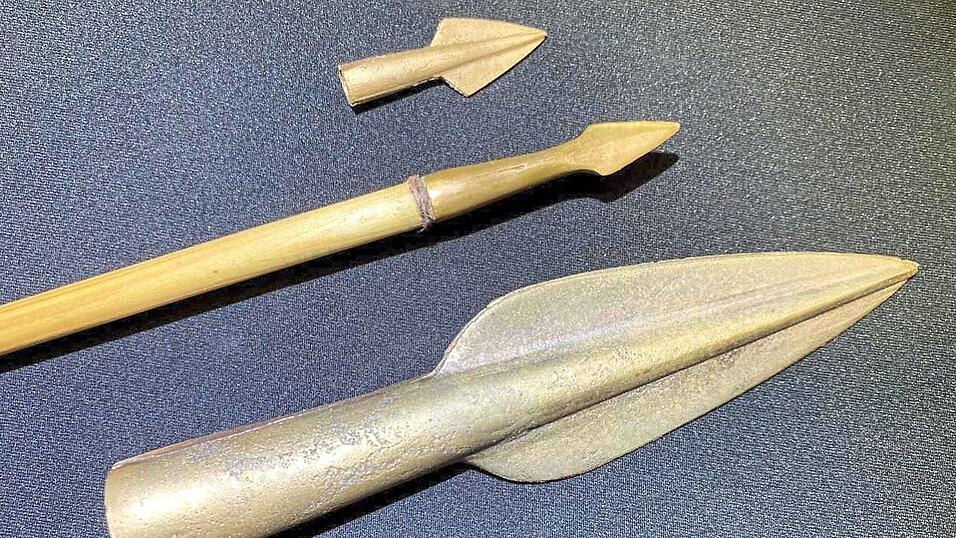 Allzu schnell ist oft von einem Sensationsfund die Rede. Die Entdeckung von zahlreichen Pfeil- und Lanzenspitzen im Isartal aber verdient dieses Prädikat: Es ist der zweite Nachweis eines Schlachtfeldes der Bronzezeit nördlich der Alpen. Im Bild: originalgetreue Repliken von Waffen aus jener Zeit. Allzu schnell ist oft von einem Sensationsfund die Rede. Die Entdeckung von zahlreichen Pfeil- und Lanzenspitzen im Isartal aber verdient dieses Prädikat: Es ist der zweite Nachweis eines Schlachtfeldes der Bronzezeit nördlich der Alpen. Im Bild: originalgetreue Repliken von Waffen aus jener Zeit.