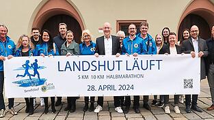 Oberbürgermeister Alexander Putz mit dem 'Landshut läuft'-Organisationsteam und Sponsorenvertretern nach der Pressekonferenz am Dienstag.