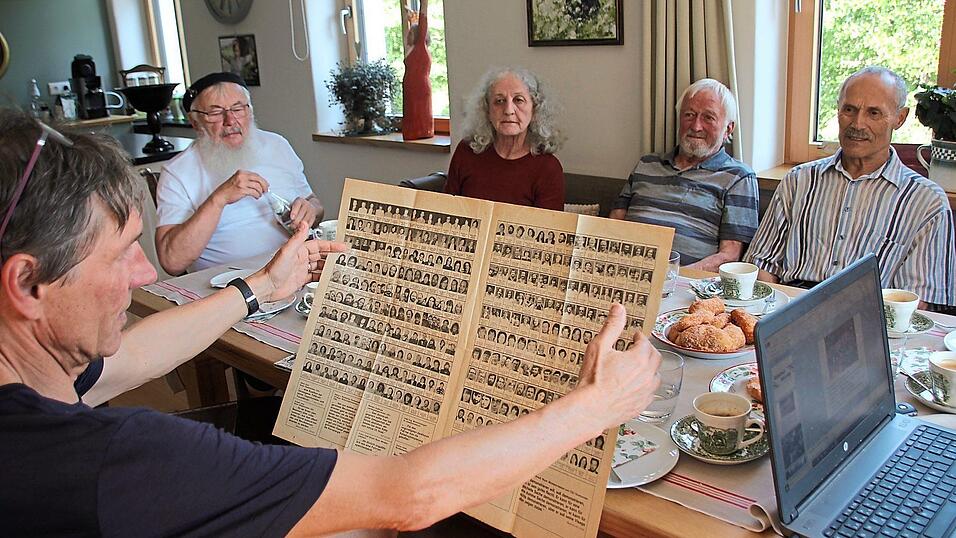 Harald Dobler, Alois Wendl, Isolde M&uuml;hlbauer, Sepp Baumann und Robert Kurzmann (von links) blicken zur&uuml;ck auf die Zeit in Wackersdorf. Harald Dobler h&auml;lt ein Info-Blatt hoch, in dem sich Demonstranten als &bdquo;angesehene B&uuml;rger&ldquo; von hier zeigen und nicht wie von der CSU behauptet, als bezahlte Berufsdemonstranten aus Russland.