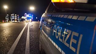 Der Unfallverursacher soll eine schwarze Pkw-Limousine gefahren haben. (Symbolbild)