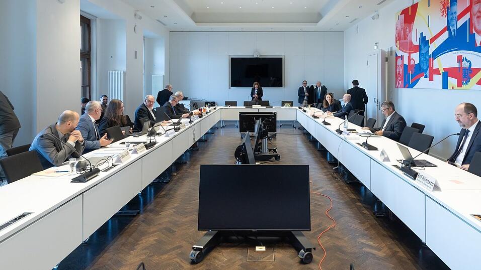 Der Untersuchungsausschusses zur Stiftung Klima- und Umweltschutz MV tagte im Schweriner Landtag. Der Untersuchungsausschusses zur Stiftung Klima- und Umweltschutz MV tagte im Schweriner Landtag.