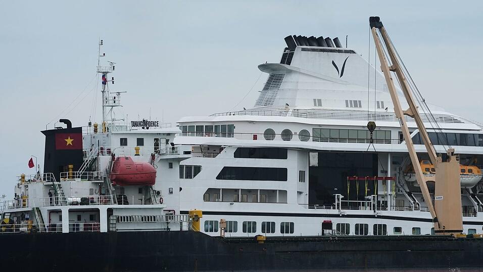 Wie es für die Passagiere und Crew weitergeht, ist völlig unklar. Wie es für die Passagiere und Crew weitergeht, ist völlig unklar.