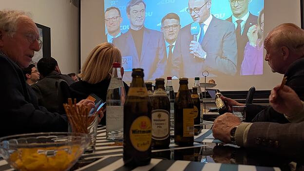 'Markus, yes!' Rufe der Begeisterung als Ministerpr&auml;sident Markus S&ouml;der auf der Leinwand erscheint. Mit den 39 Prozent in Bayern zeigt man sich bei der CSU in Landshut zufrieden - von den 29 Prozent bundesweit h&auml;tte man mehr erwartet.