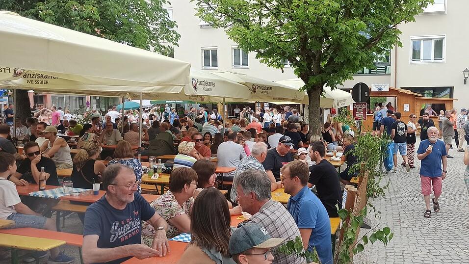Gem&uuml;tlichkeit im Waldler-Biergarten auf dem Viechtacher Stadtplatz.&nbsp;