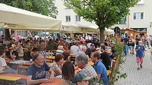 Gemütlichkeit im Waldler-Biergarten auf dem Viechtacher Stadtplatz. 