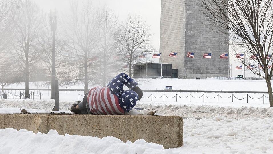 Die Eiseskälte in vielen Regionen der USA macht den Menschen zu schaffen. Die Eiseskälte in vielen Regionen der USA macht den Menschen zu schaffen.