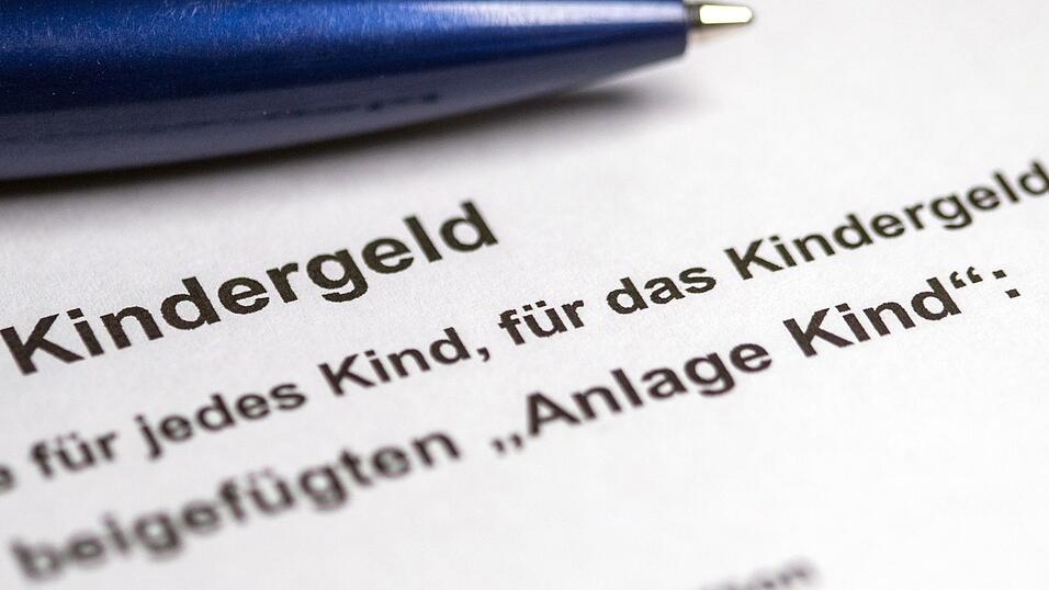 Einen Antrag auf Kindergeld soll man k&uuml;nftig nicht mehr stellen m&uuml;ssen. (Illustration)