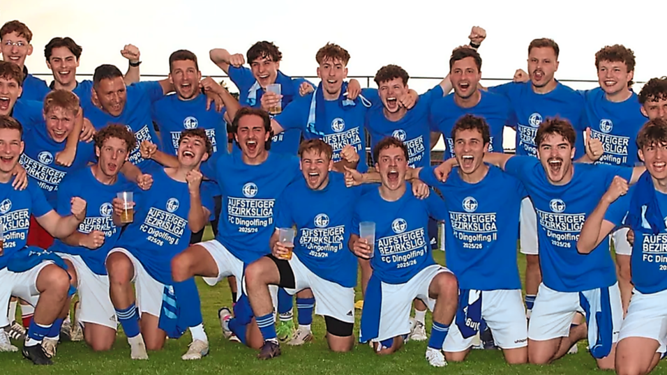 Dingolfing feiert seine Aufstiegshelden: Der FC Dingolfing II erzielt kurz vor Ende der Verlängerung das entscheidende Tor und spielt kommende Saison in der Bezirksliga. Dingolfing feiert seine Aufstiegshelden: Der FC Dingolfing II erzielt kurz vor Ende der Verlängerung das entscheidende Tor und spielt kommende Saison in der Bezirksliga.