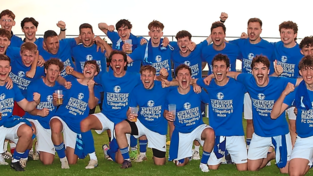 Dingolfing feiert seine Aufstiegshelden: Der FC Dingolfing II erzielt kurz vor Ende der Verlängerung das entscheidende Tor und spielt kommende Saison in der Bezirksliga. Dingolfing feiert seine Aufstiegshelden: Der FC Dingolfing II erzielt kurz vor Ende der Verlängerung das entscheidende Tor und spielt kommende Saison in der Bezirksliga.