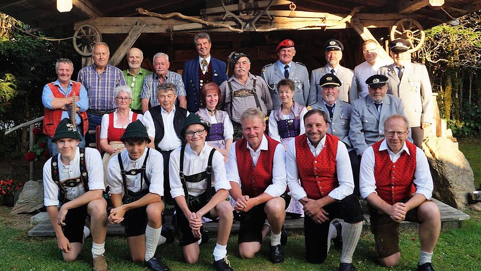 Der 'Schnupfer Xari' erhielt an seinem 70. Ehrentag die Aufwartung etlicher Vereine und Gratulanten.