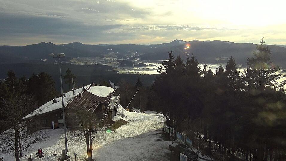 Am Hohenbogen waren um die Jahreswende viele Schlittenfahrer unterwegs. Man hofft auf einen Saisonstart für Skifahrer am kommenden Wochenende. Am Hohenbogen waren um die Jahreswende viele Schlittenfahrer unterwegs. Man hofft auf einen Saisonstart für Skifahrer am kommenden Wochenende.