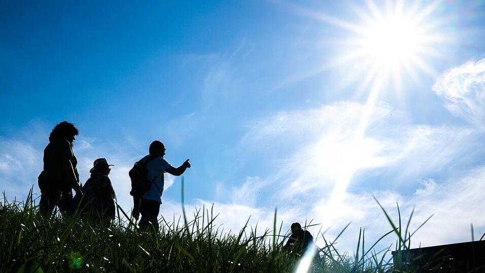 Der Samstag bringt Sonnenschein und sommerliche Temperaturen, die vor Herbsteinbruch noch einmal genossen werden sollten. (Archivbild) Der Samstag bringt Sonnenschein und sommerliche Temperaturen, die vor Herbsteinbruch noch einmal genossen werden sollten. (Archivbild)