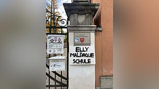 Vorbehaltlich der Zustimmung durch die Regierung der Oberpfalz ist die Umbenennung seit Donnerstag beschlossene Sache. Die Linke brachte vor der Sitzung bereits ein (nicht offizielles) Schild mit dem neuen Namen an.