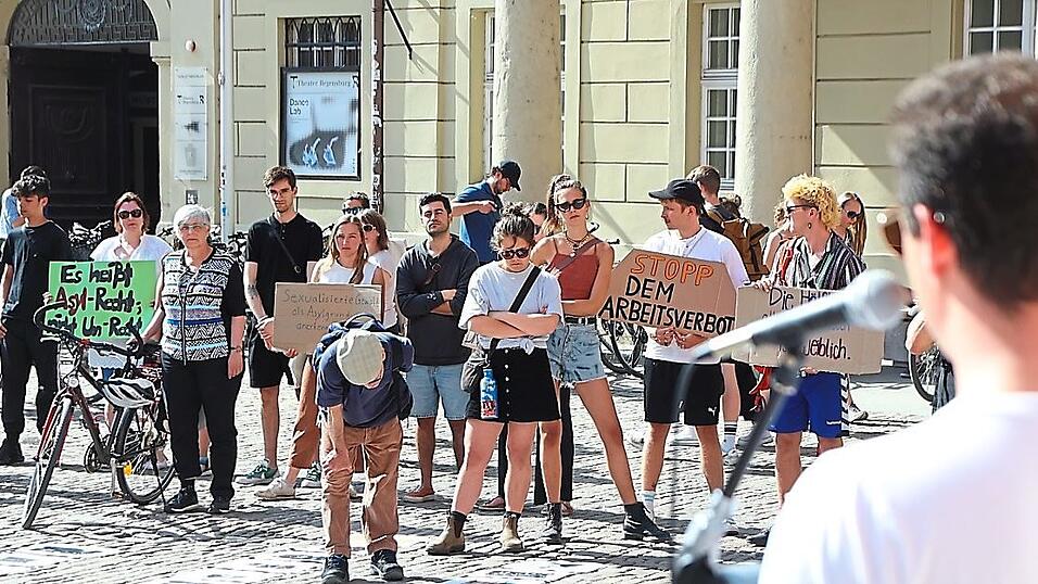 'Es heißt Asyl-Recht, nicht Un-Recht', stand auf einem der Schilder. 'Es heißt Asyl-Recht, nicht Un-Recht', stand auf einem der Schilder.